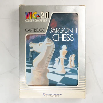 A Sargon II Chess videójáték ezüstszínű doboza VIC-20 számítógéphez