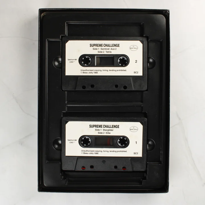 Két fekete magnókazetta a Supreme Challenge játékgyűjteményből