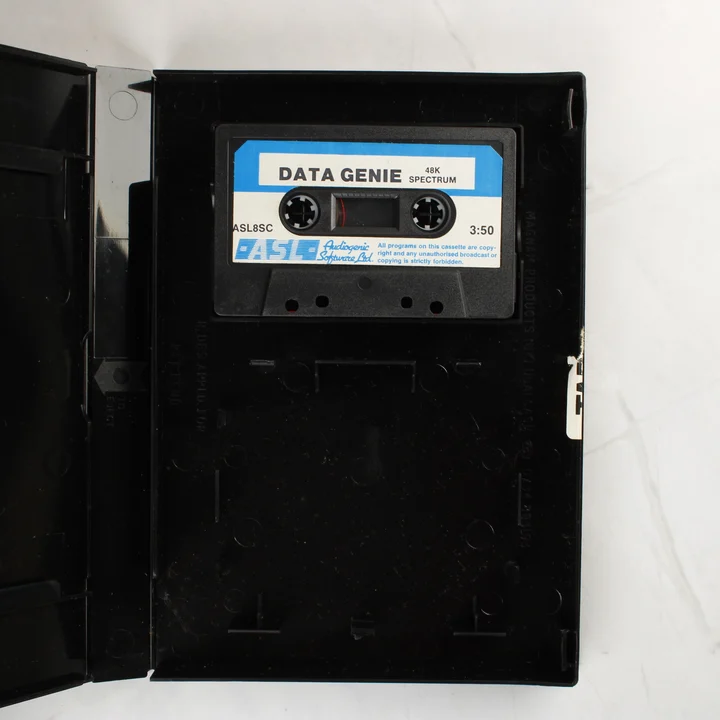 Nyitott tok a Data Genie magnókazettával