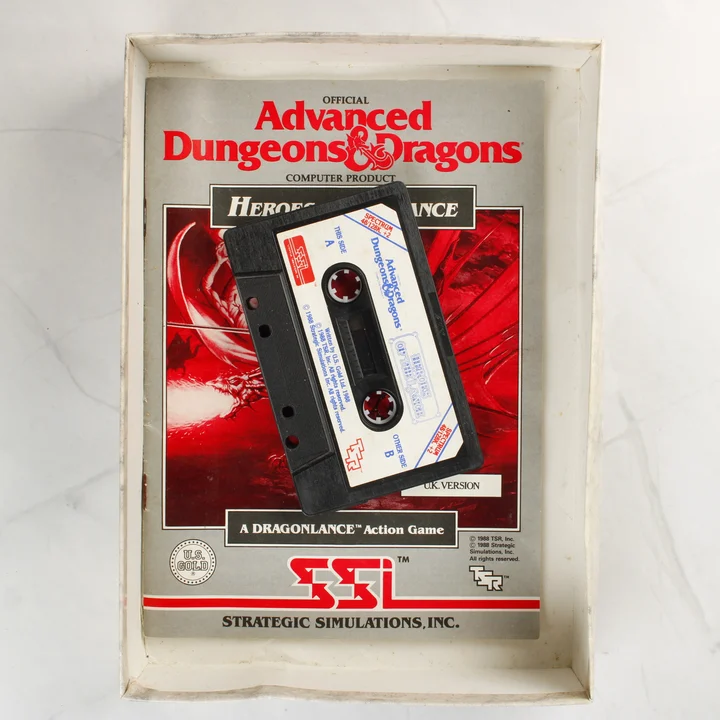 A játékhoz tartozó fekete kazetta és a használati útmutató