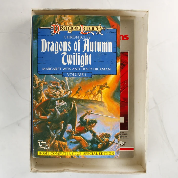 A Dragons of Autumn Twilight könyv a játék dobozában