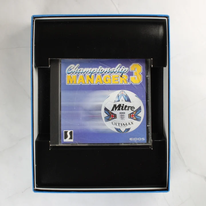 Championship Manager 3 nyitott doboz a CD-tokkal