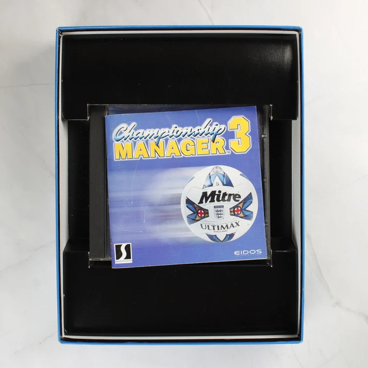 Championship Manager 3 CD-tok és kézikönyv közelről