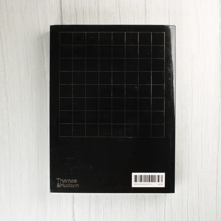 Arcade Game Typography könyv hátsó borítója vonalkóddal és rácsmintával