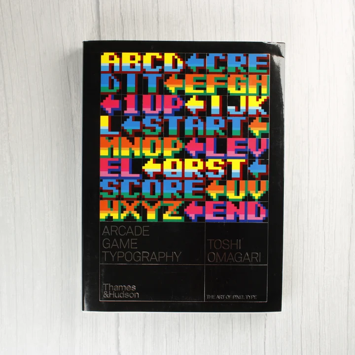 Arcade Game Typography könyv elülső borítója színes pixelgrafikus betűkkel