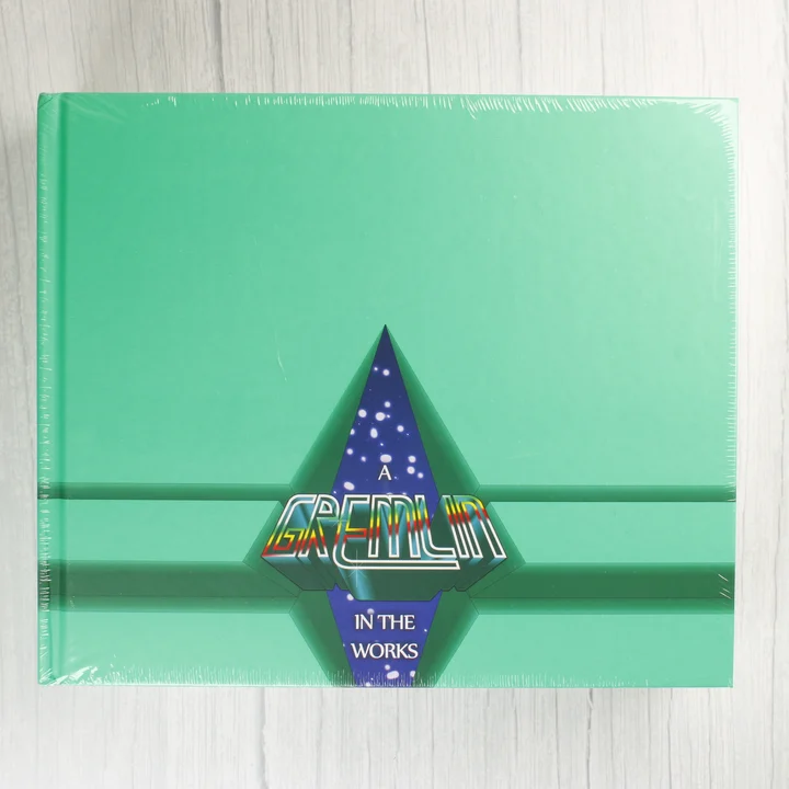 A Gremlin in the Works könyv elülső borítója mentazöld színben, középen a logóval.