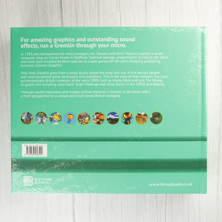 A Gremlin in the Works könyv hátoldala leírással és játékikonokkal.