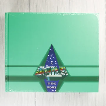 A Gremlin in the Works könyv elülső borítója mentazöld színben, középen a logóval.