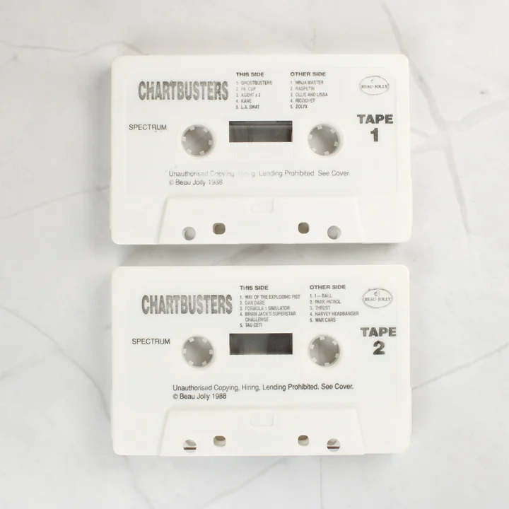 20 Chartbusters magnókazetták Két fehér színű magnókazetta a 20 Chartbusters játékgyűjteményből.