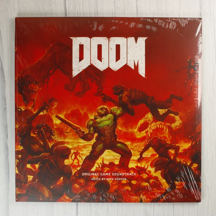 A DOOM videójáték zenéjét tartalmazó bakelit lemez előlapja fóliázva