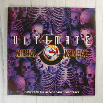 Ultimate Mortal Kombat 3 bakelit lemez borítója koponyákkal