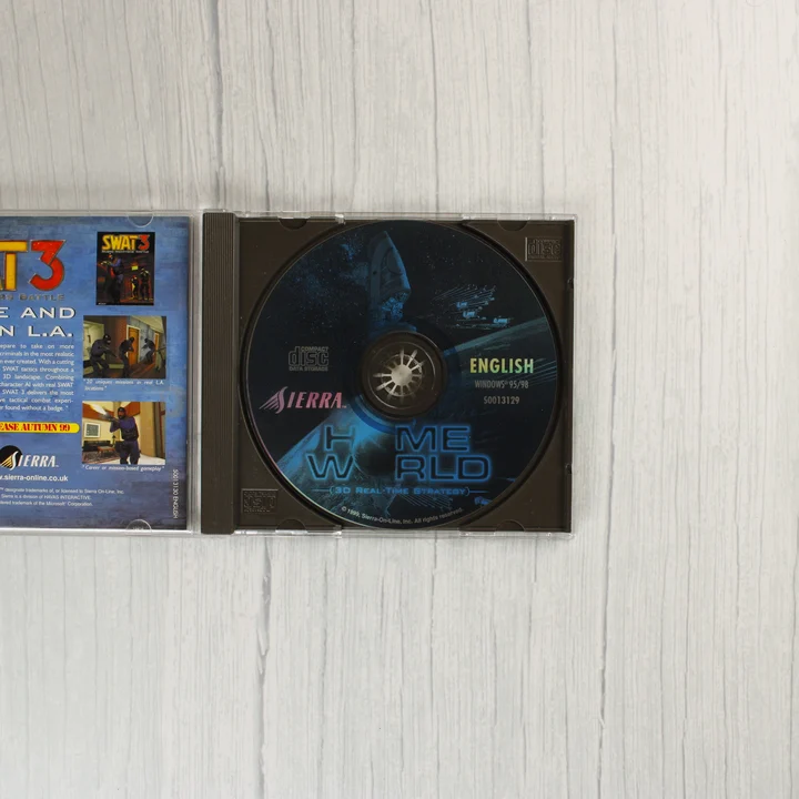 Nyitott CD-tok a Homeworld játéklemezzel és a belső füzettel