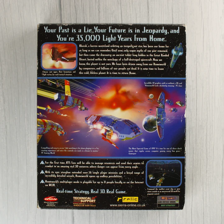 A Homeworld videójáték dobozának hátoldala leírással és képernyőfotókkal