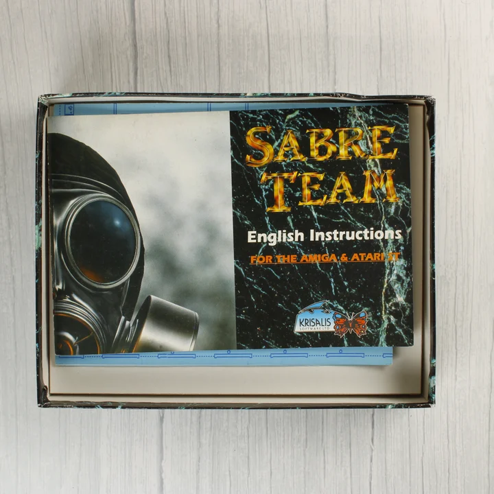 A Sabre Team játék doboza nyitva, benne a használati útmutatóval