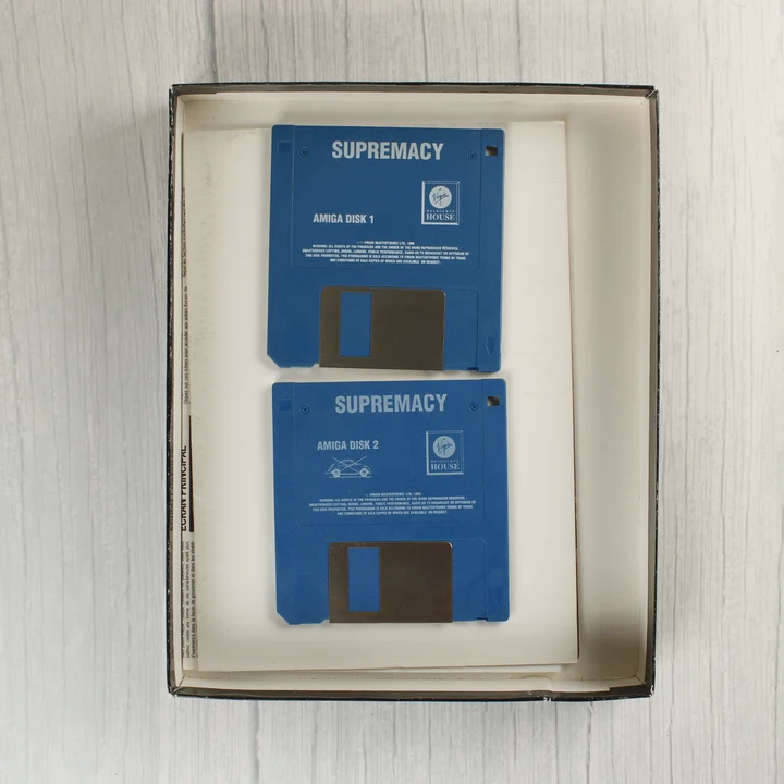 Két kék Amiga floppy lemez a dobozban