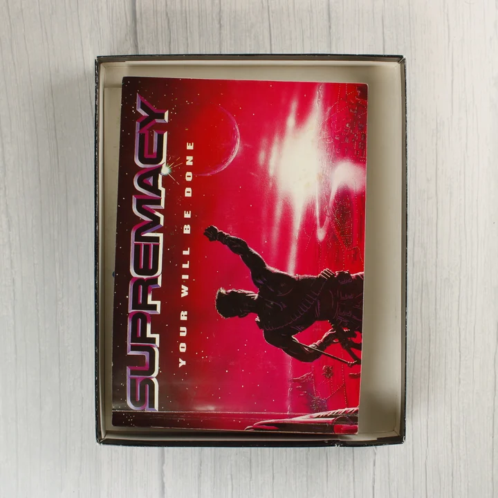 A játék doboza nyitva, benne a kézikönyvvel