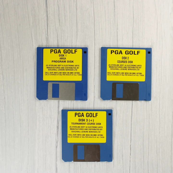 Három kék Amiga floppy lemez PGA Tour Golf felirattal