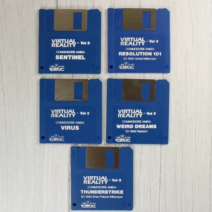 Öt darab kék Amiga floppy lemez a Virtual Reality Vol. 2 csomagból