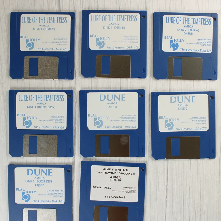 The Greatest floppy lemezek Nyolc darab kék Amiga floppy lemez kiterítve