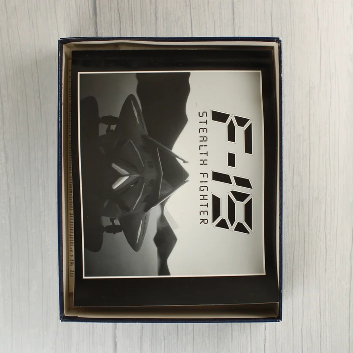 Az F-19 Stealth Fighter játék kézikönyve a dobozban