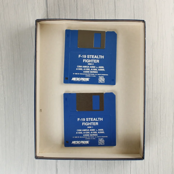 Két kék floppy lemez az F-19 Stealth Fighter játékhoz