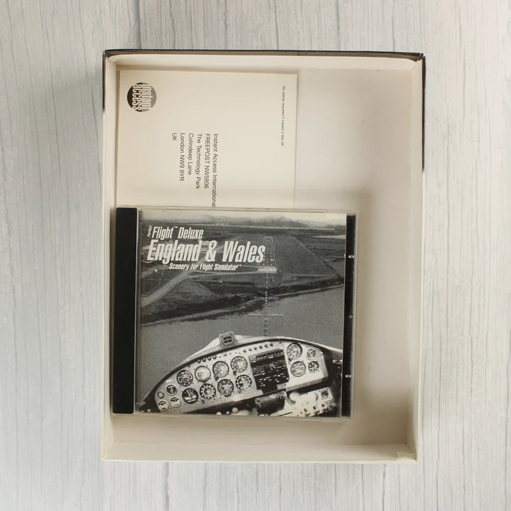 A nyitott doboz tartalma a CD-tokkal és a dokumentációval