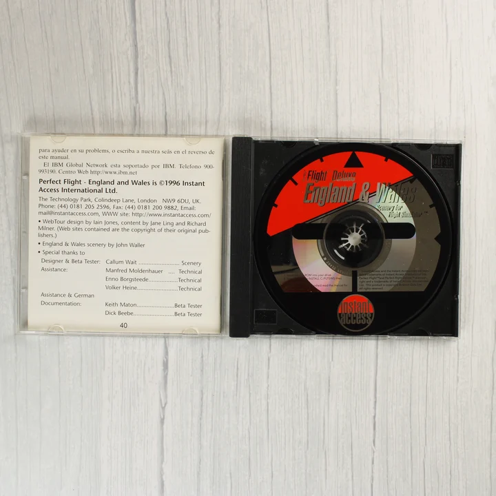 Nyitott CD-tok a szoftver lemezével és a kézikönyvvel