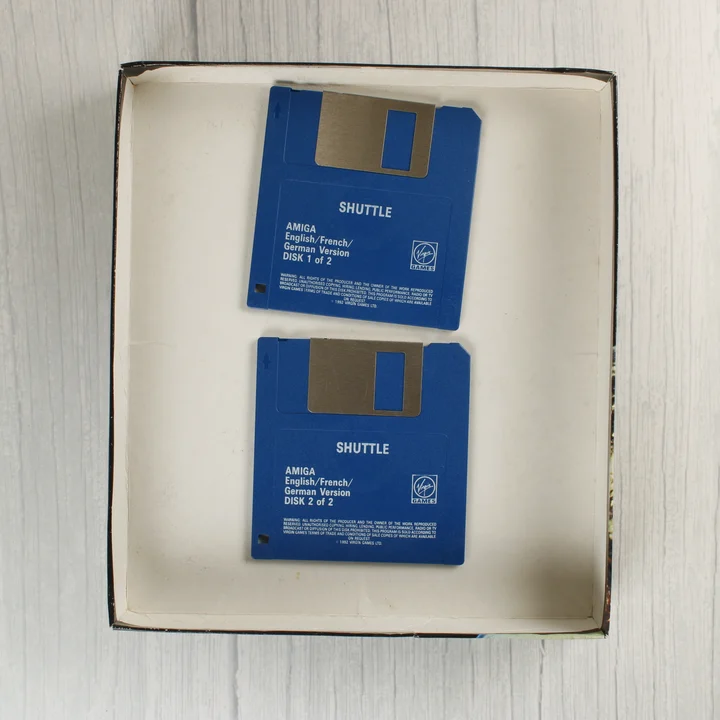 Shuttle floppy lemezek Két kék 3,5 colos floppy lemez a dobozban
