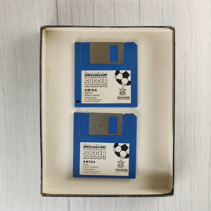 Két kék Amiga floppy lemez a Sensible Soccer játékhoz