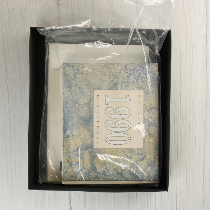 A doboz tartalma: katalógus és dokumentációk egy műanyag tasakban