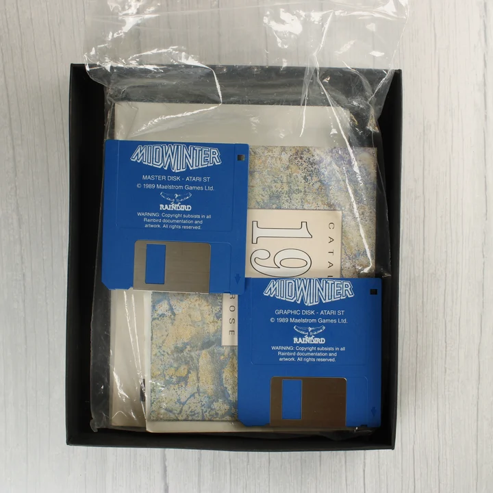 Két kék 3,5 colos floppy lemez a Midwinter játékhoz