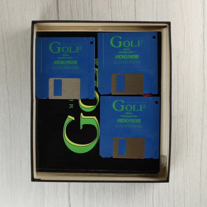 Három kék floppy lemez a MicroProse Golf játékhoz a dobozban