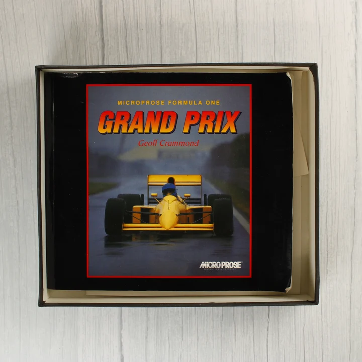 A videójáték doboza nyitva, benne a kézikönyvvel