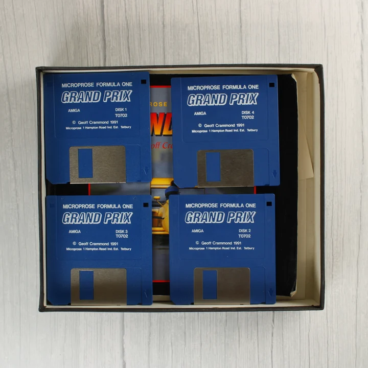 Négy kék floppy lemez a játék dobozában