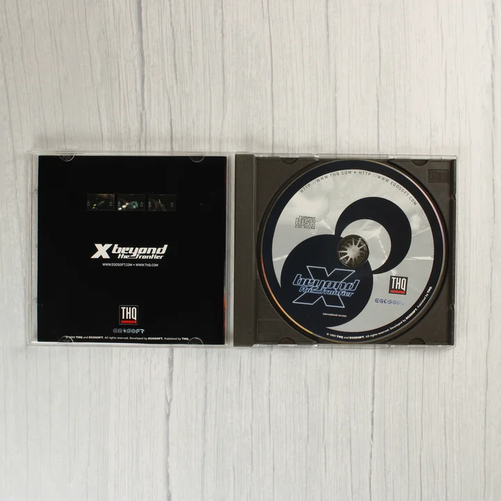 X: Beyond the Frontier CD és tok X: Beyond the Frontier CD-ROM és tok