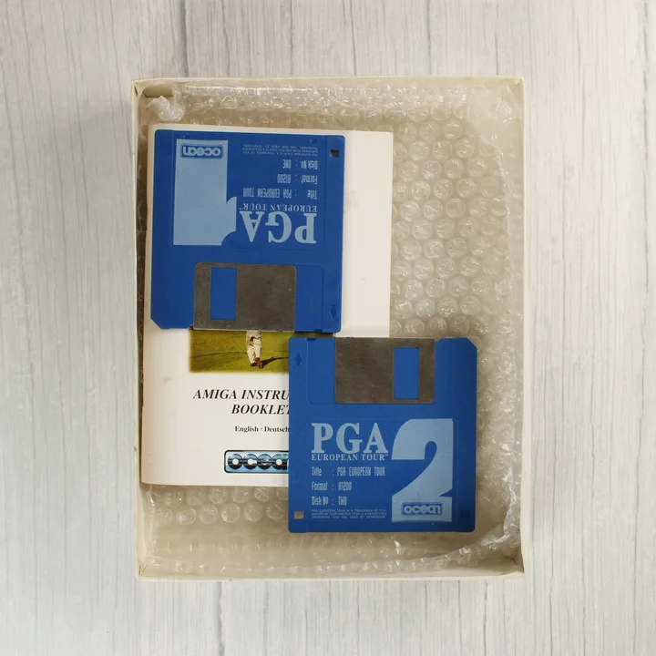 Két kék floppy lemez a PGA European Tour játékhoz