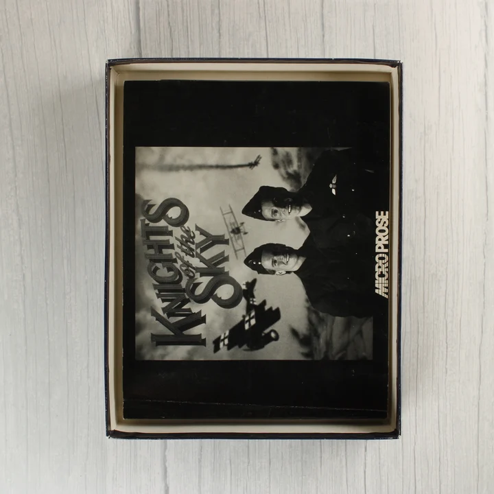 A Knights of the Sky játék fekete-fehér kézikönyve a dobozban