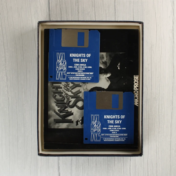 A nyitott doboz tartalma: két kék floppy lemez és a kézikönyv