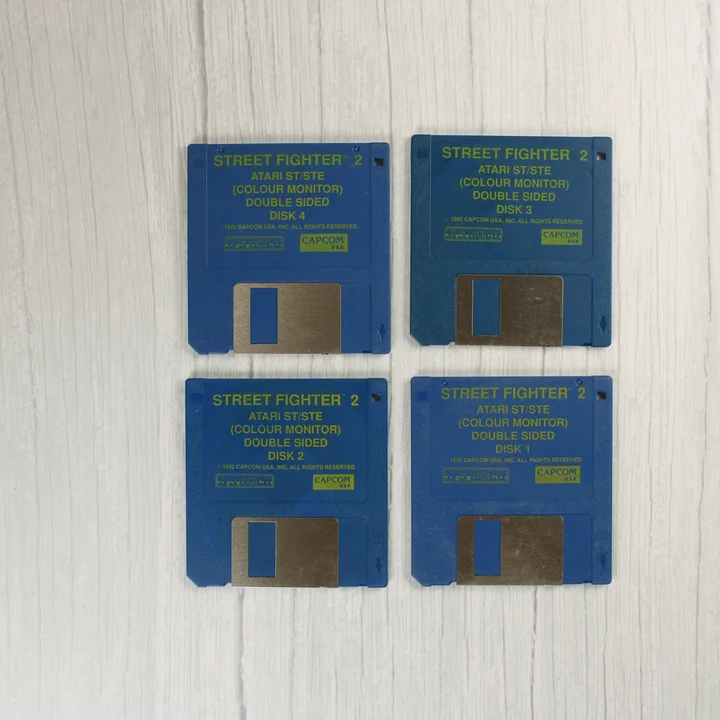 Négy darab kék Street Fighter II floppy lemez Atari ST-hez