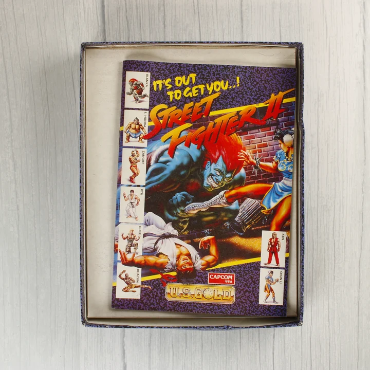 A Street Fighter II videójáték nyitott doboza a kézikönyvvel