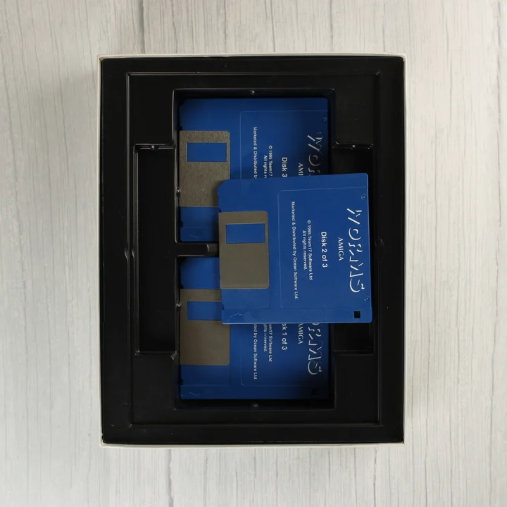 Három kék floppy lemez a Worms játékhoz a műanyag tartóban