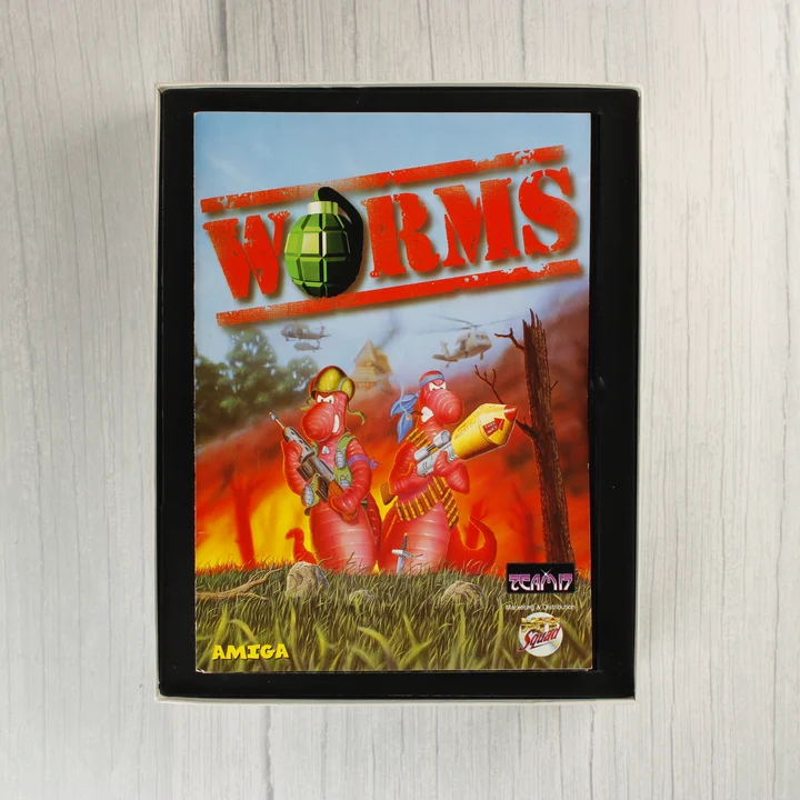 A Worms játék doboza nyitott állapotban a kézikönyvvel