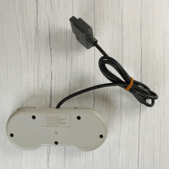 Nintendo Super Famicom kontroller hátlap Nintendo Super Famicom kontroller hátoldala