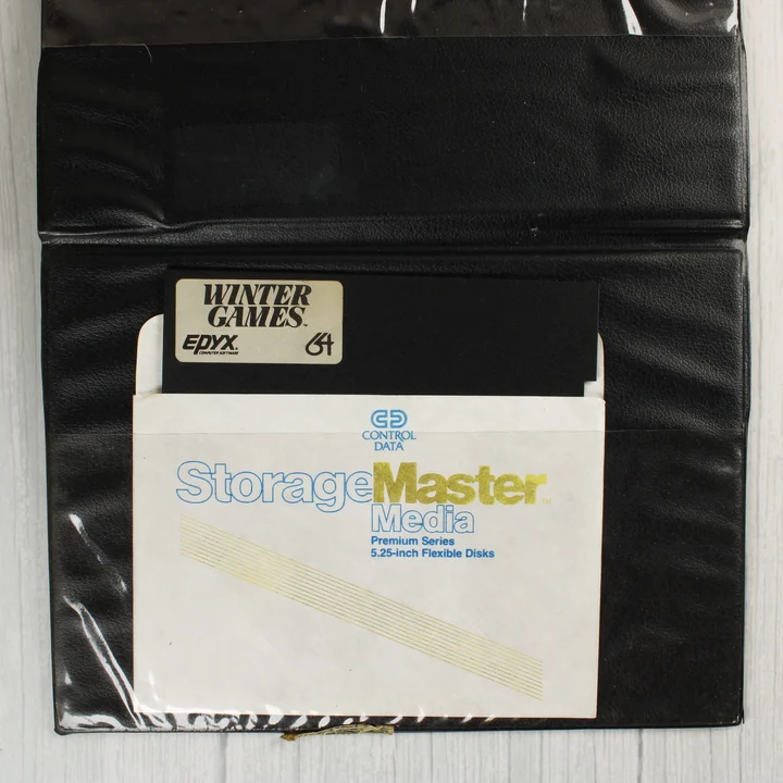 A nyitott tok belseje az 5,25 colos floppy lemezzel