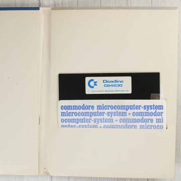 A kinyitott Deadline játéktok a benne lévő 5,25 colos floppy lemezzel