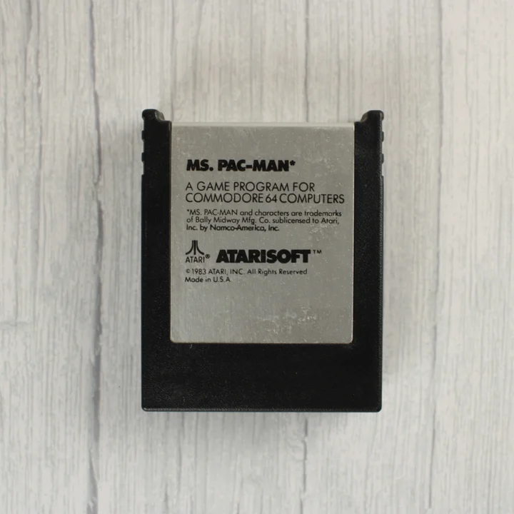 Ms. Pac-Man cartridge Commodore 64-hez elölnézetből