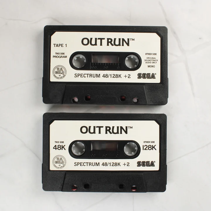 Két fekete Out Run szoftverkazetta egymás alatt