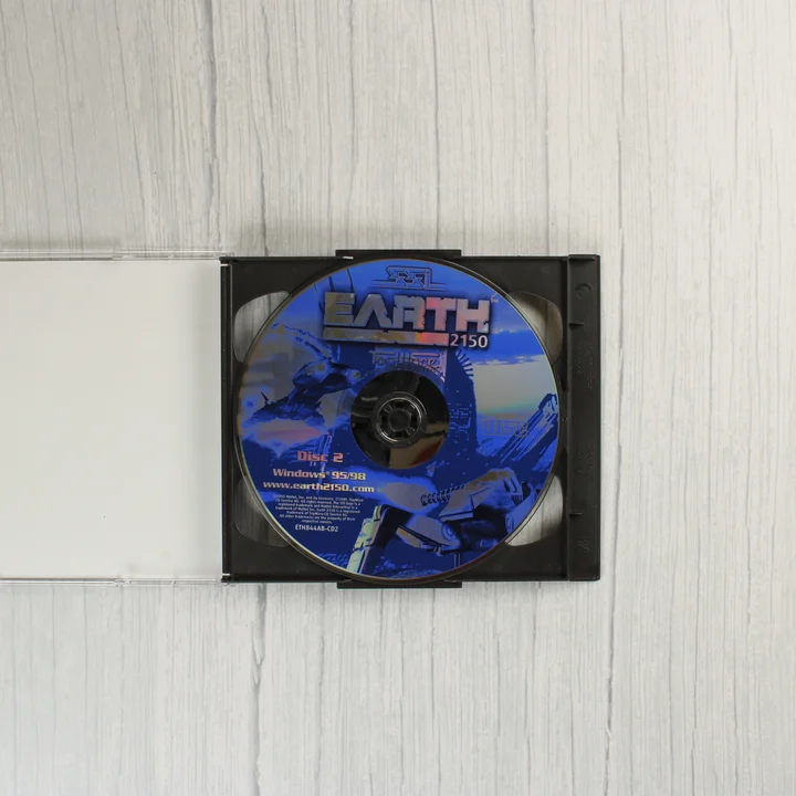 Az Earth 2150 második CD-lemeze a nyitott tokban.