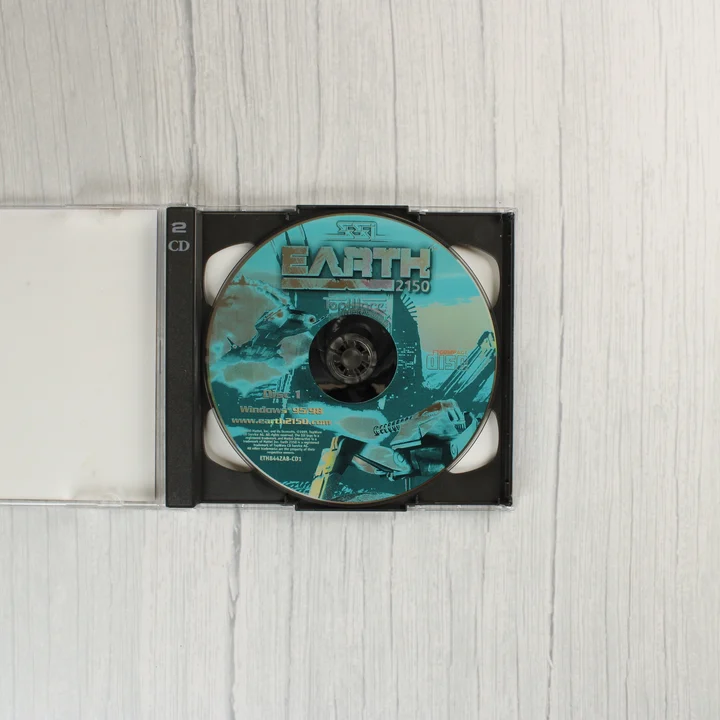 Az Earth 2150 első CD-lemeze a nyitott tokban.