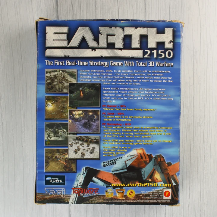 Az Earth 2150 videójáték dobozának hátoldala leírással és képernyőfotókkal.